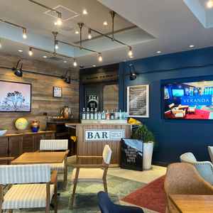 ゲストの待ち合いスペース。披露宴会場の下の階に位置しておりここからも目の前に海が見渡せる。