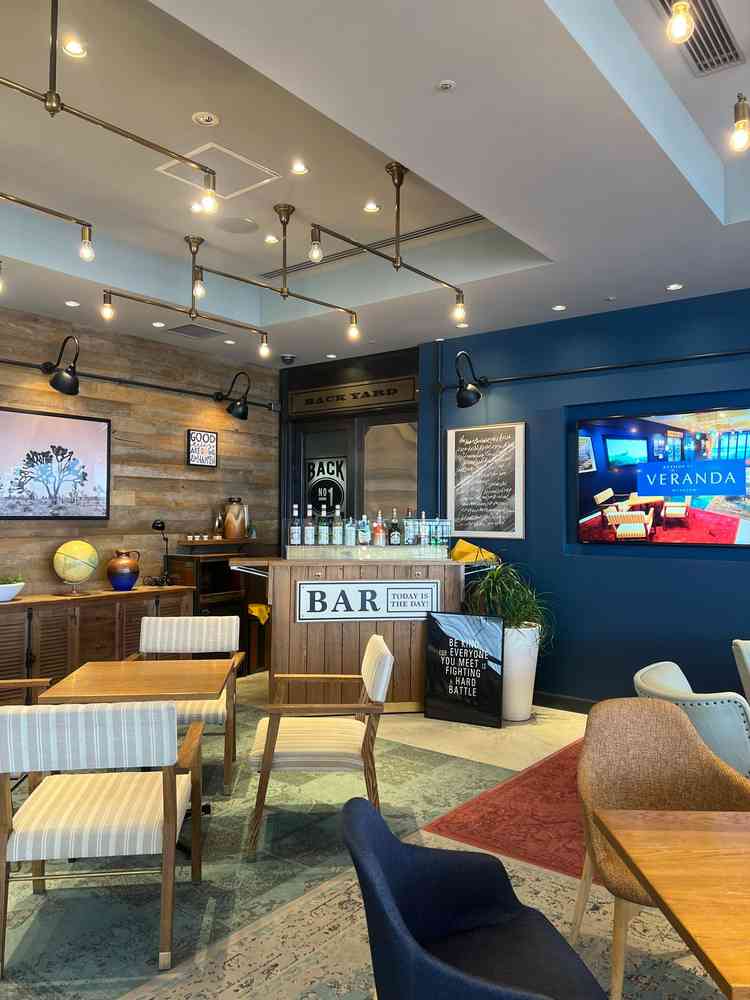 ゲストの待ち合いスペース。披露宴会場の下の階に位置しておりここからも目の前に海が見渡せる。