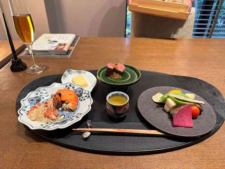 お料理の試食ではお出汁を楽しむことができ、色鮮やかで華やかでした。とてもおいしかったです。