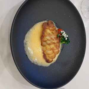 お魚とお肉がそれぞれ一つづつ試食として提供された、二人で分けて食べてと提案いただきました。