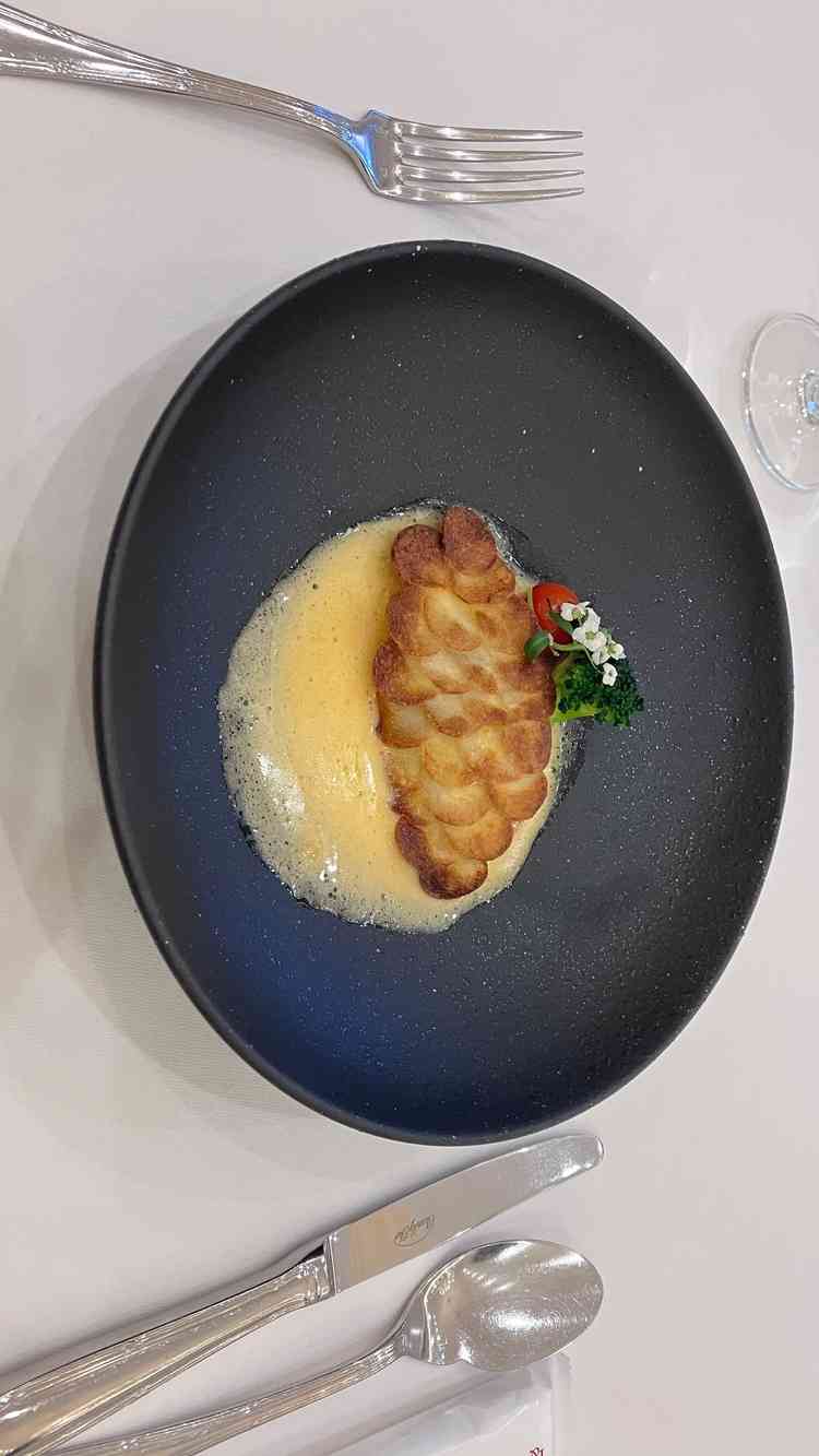 お魚とお肉がそれぞれ一つづつ試食として提供された、二人で分けて食べてと提案いただきました。