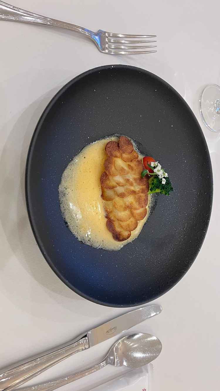 お魚とお肉がそれぞれ一つづつ試食として提供された、二人で分けて食べてと提案いただきました。