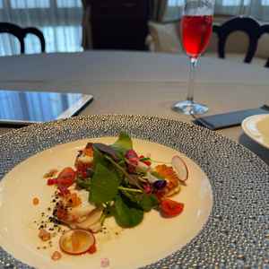 前菜は盛り付けも味もよく、乾杯酒のサプライズ演出も素敵でした。