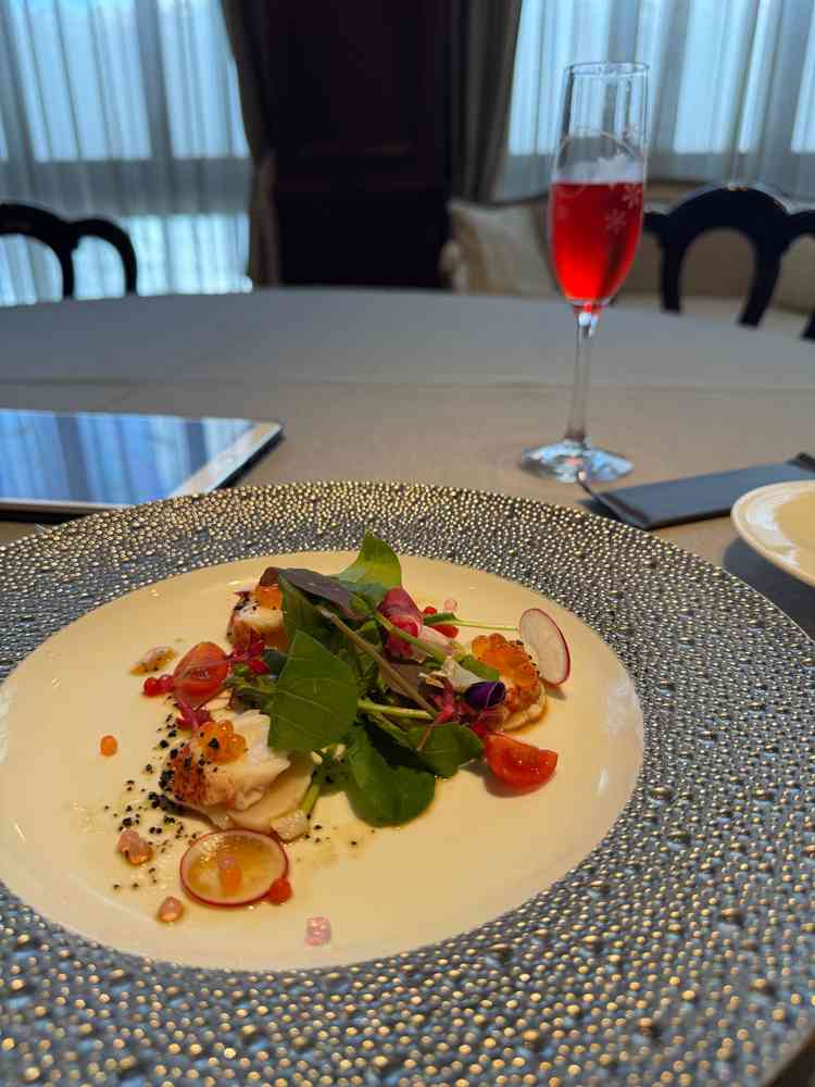 前菜は盛り付けも味もよく、乾杯酒のサプライズ演出も素敵でした。