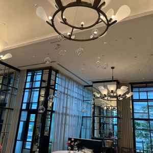 鏡とライトが素敵な披露宴会場