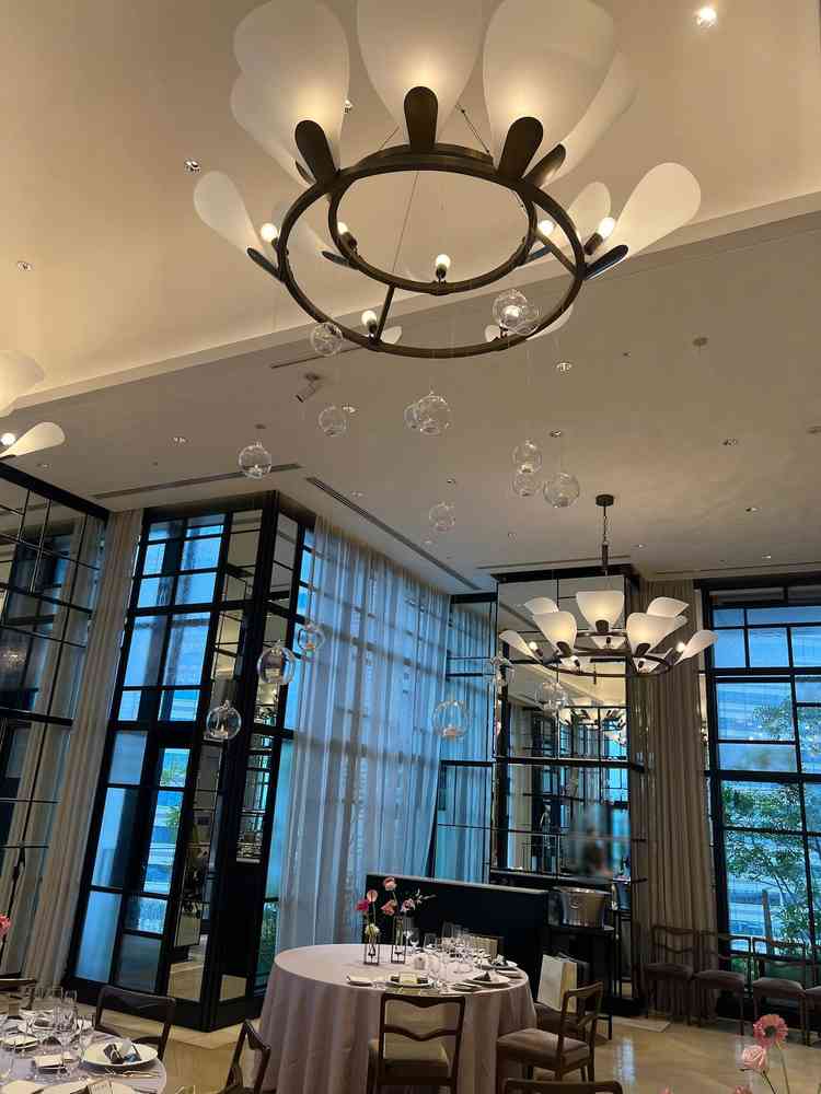 鏡とライトが素敵な披露宴会場