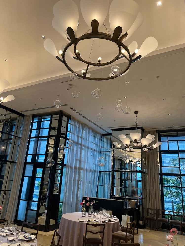 鏡とライトが素敵な披露宴会場