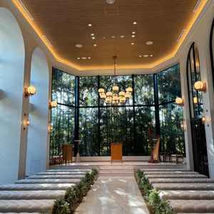 窓からも自然光が差し込む明るいチャペル（ジャルダンヴェール）