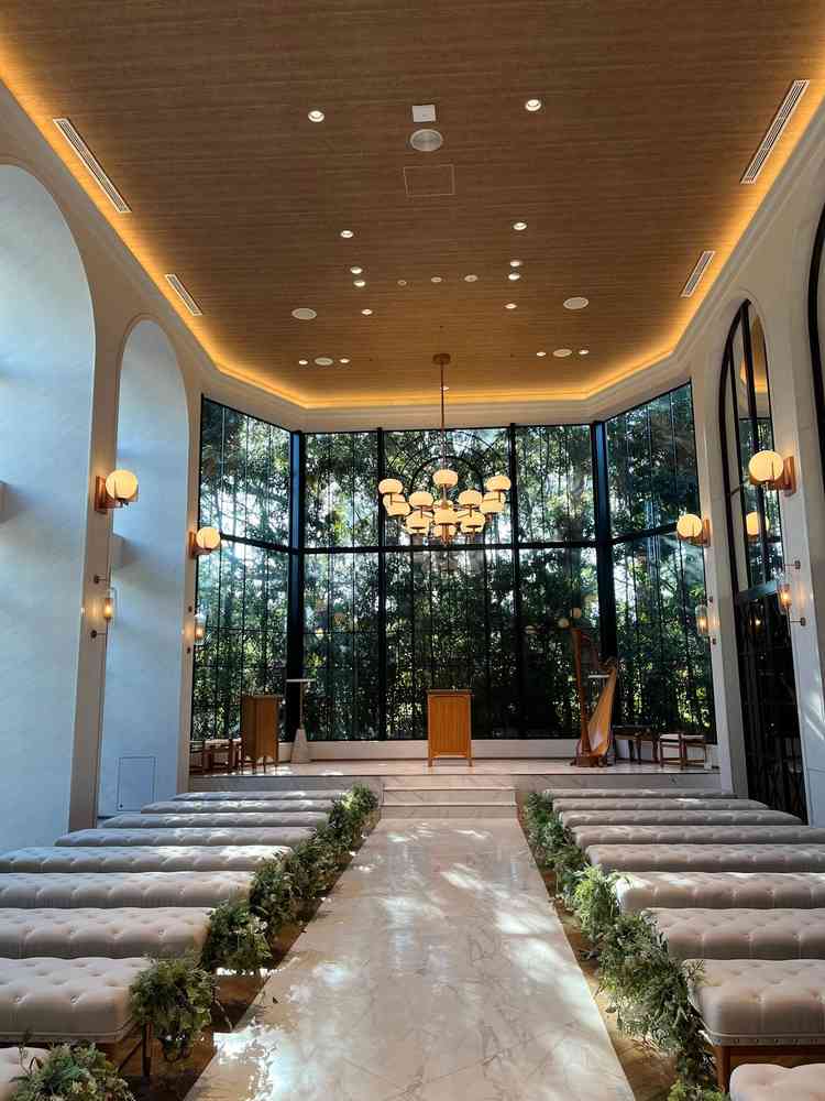 窓からも自然光が差し込む明るいチャペル（ジャルダンヴェール）