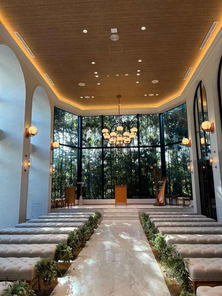 窓からも自然光が差し込む明るいチャペル（ジャルダンヴェール）