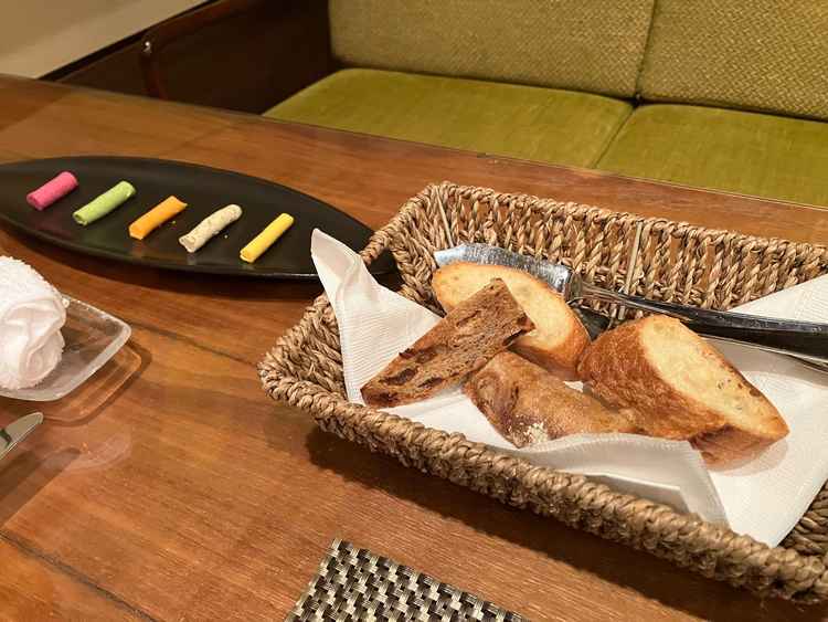 試食時のパン。色々な味のバターをつけて食べた。