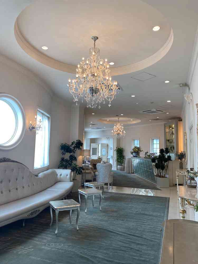 可愛らしい雰囲気の控え室。家具はヨーロッパから取り寄せたものらしい。