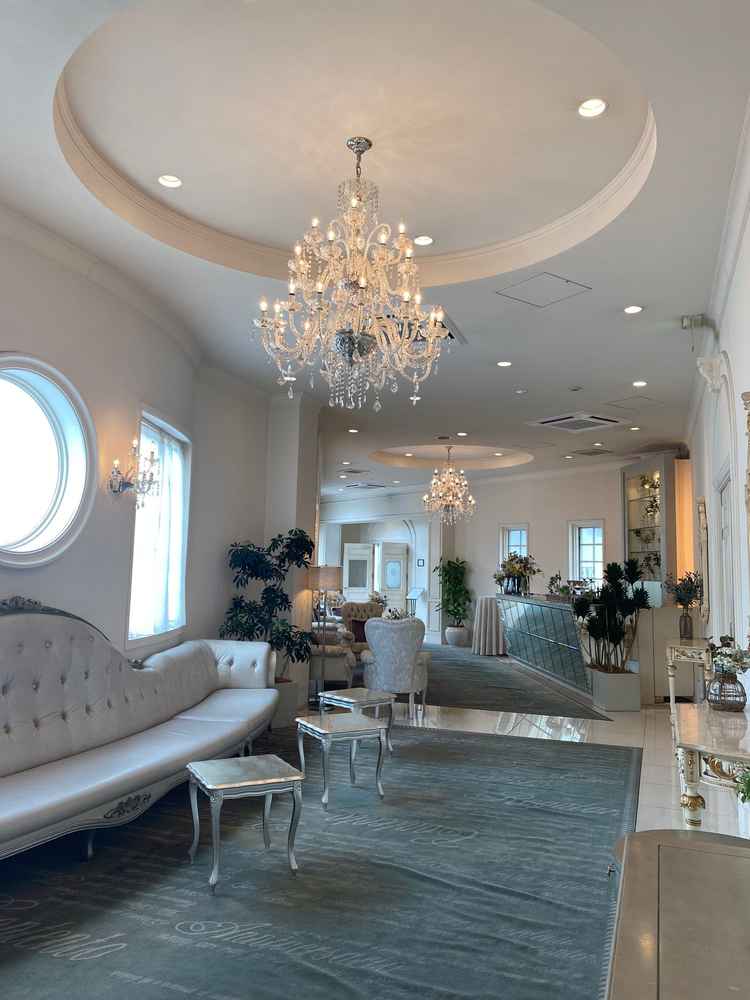 可愛らしい雰囲気の控え室。家具はヨーロッパから取り寄せたものらしい。