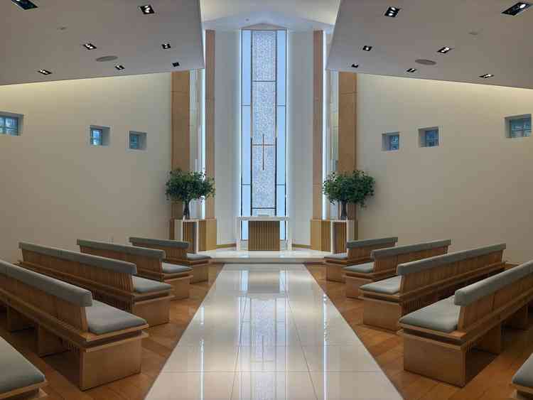 チャペルの写真。行くまではかなりシンプルだと思っていたが、思ったより前の十字架の煌びや感じがあった。