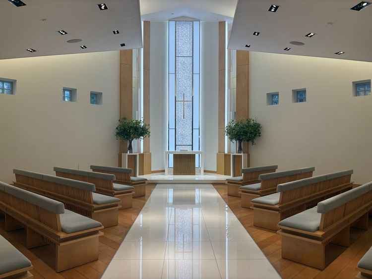 チャペルの写真。行くまではかなりシンプルだと思っていたが、思ったより前の十字架の煌びや感じがあった。