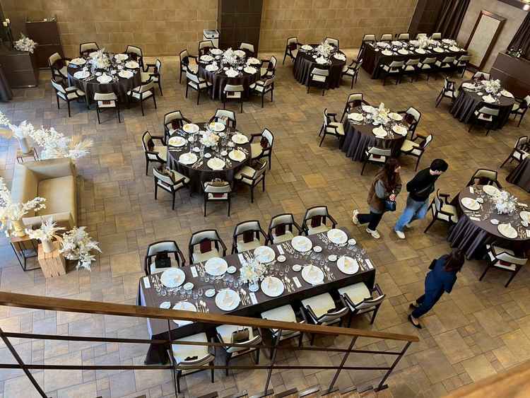 披露宴会場の階段上からの眺め