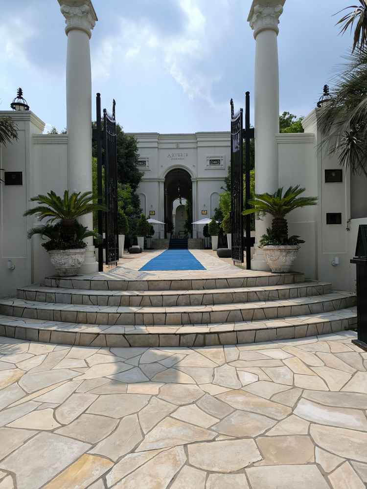 入口の門当日はここから音楽が流れ貸切になるそうです。