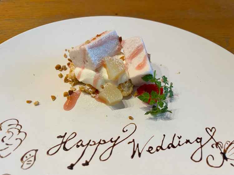 季節のデザートを試食。プレートにメッセージを書いてくれて嬉しかったです。