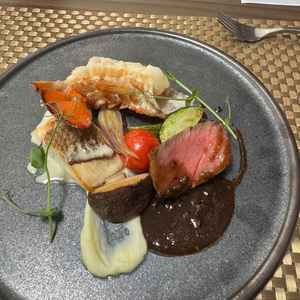 試食の際のメインメニューです。当日もワンプレートに肉と海鮮が乗るのかは分かりませんが、美味しかった！