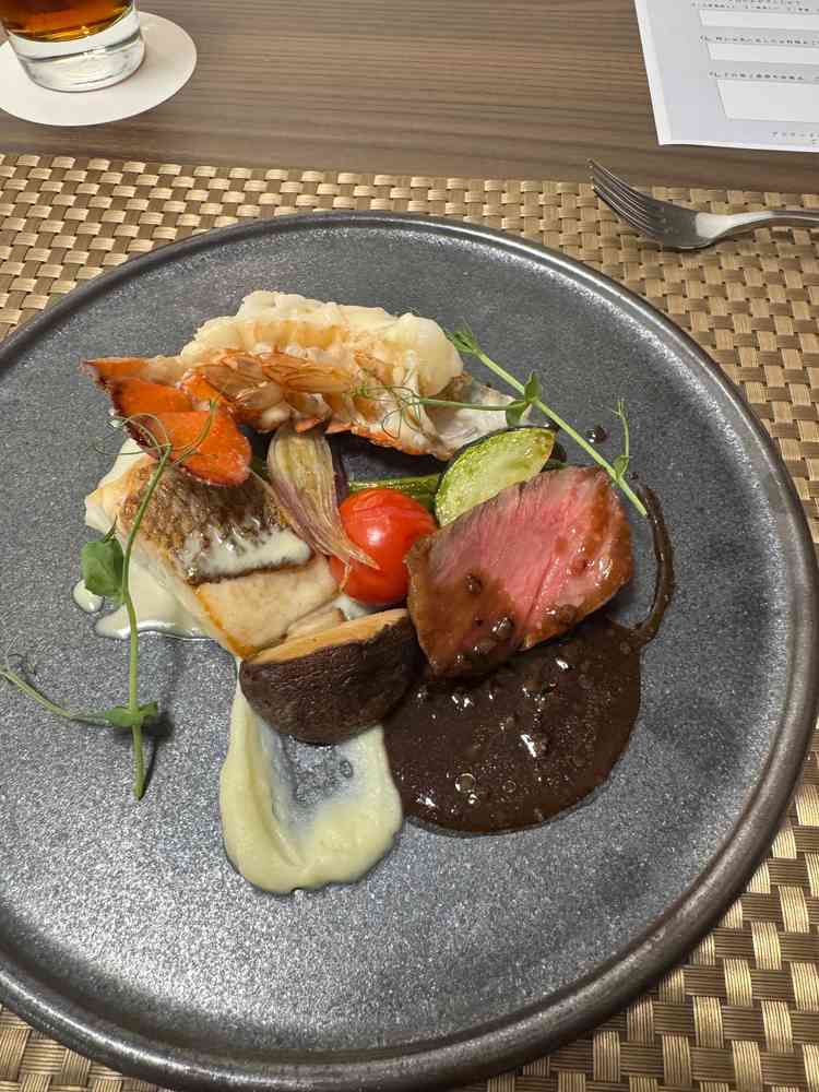 試食の際のメインメニューです。当日もワンプレートに肉と海鮮が乗るのかは分かりませんが、美味しかった！