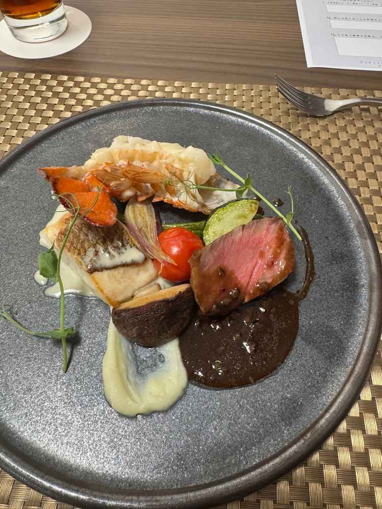 試食の際のメインメニューです。当日もワンプレートに肉と海鮮が乗るのかは分かりませんが、美味しかった！