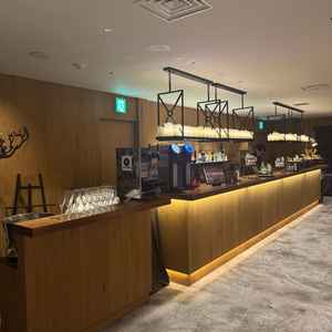 ゲストの控え室では、ピアノの生演奏、おつまみやカクテルが用意されていました。