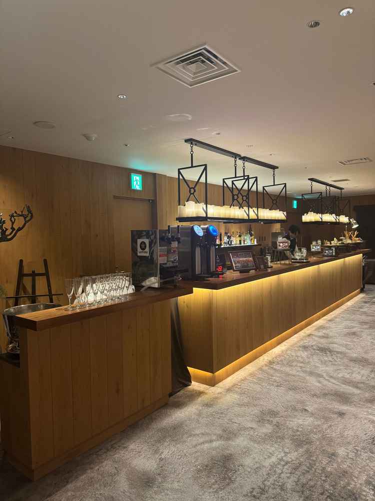 ゲストの控え室では、ピアノの生演奏、おつまみやカクテルが用意されていました。