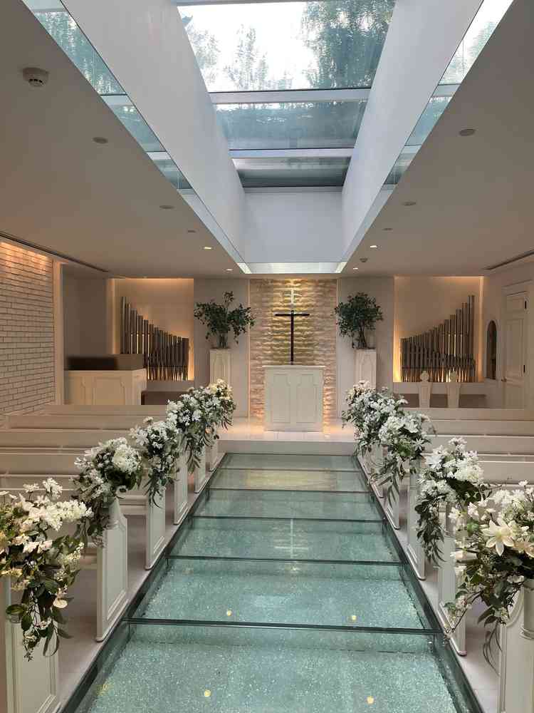 真っ白なチャペル。