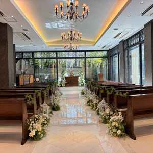 光が入って素敵な雰囲気のチャペル