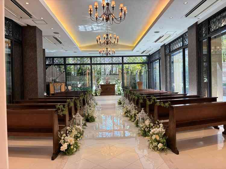 光が入って素敵な雰囲気のチャペル