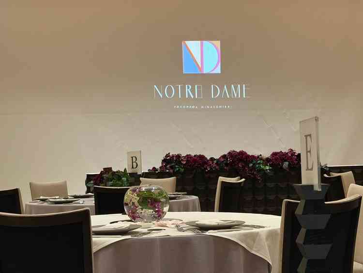 1番人気の4Fの披露宴会場。お花やクラス次第で、シックにも可愛らしくもなりそう。