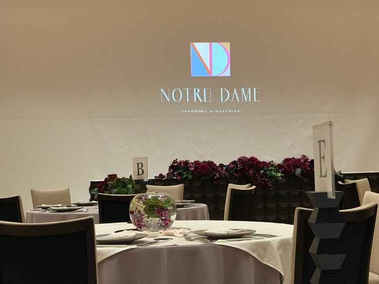 1番人気の4Fの披露宴会場。お花やクラス次第で、シックにも可愛らしくもなりそう。