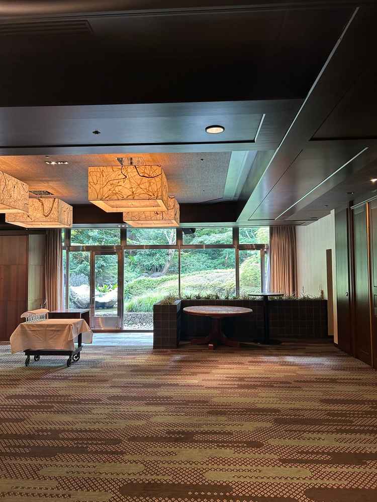 披露宴会場、マグノリアの写真。ライトが和紙、庭の雰囲気も相まって、和洋どちらも合う雰囲気でした。