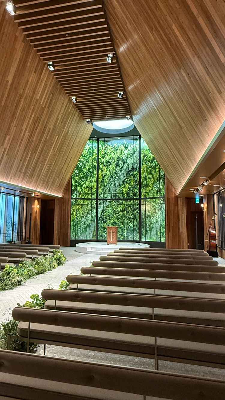 チャペルは天井が高く緑も感じられ、ドレスが映えそうでとても素敵でした