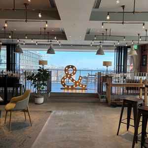 ゲスト待合室も海が真正面で広々としていました。天気がいい日は景色が最高です。