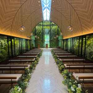 挙式場。緑がたくさんでナチュラルな雰囲気。椅子の配置変更可能。