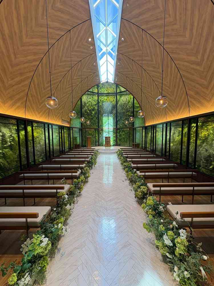 挙式場。緑がたくさんでナチュラルな雰囲気。椅子の配置変更可能。