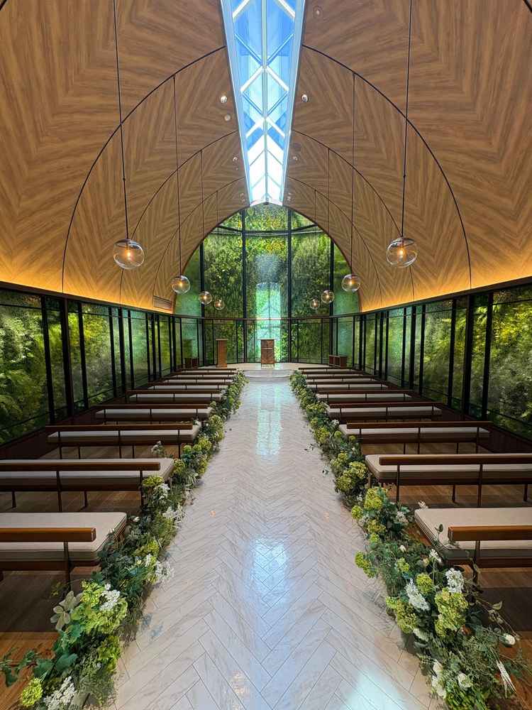 挙式場。緑がたくさんでナチュラルな雰囲気。椅子の配置変更可能。