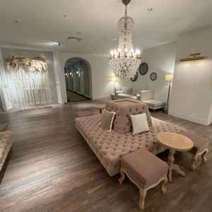 待合スペース。フォトスポットも多数。このエリアは飾り付けも自由。