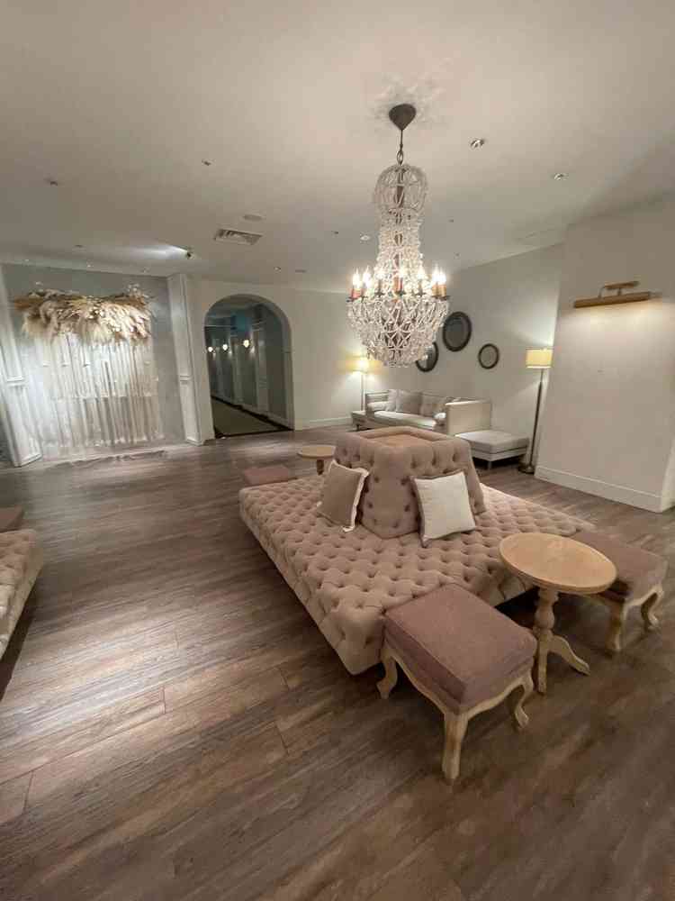 待合スペース。フォトスポットも多数。このエリアは飾り付けも自由。