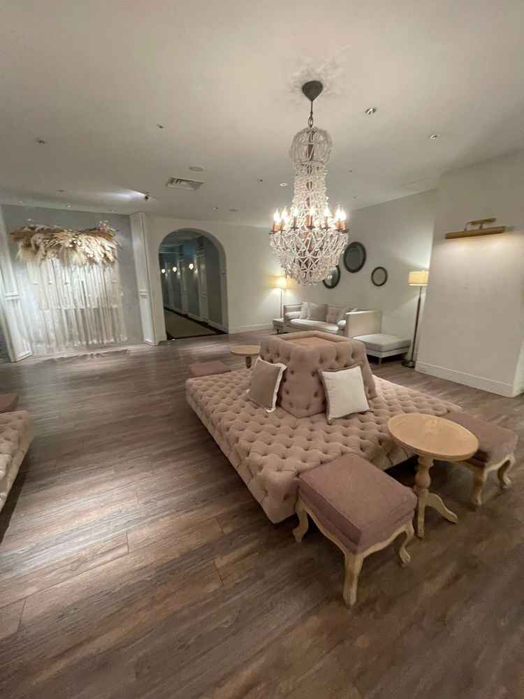 待合スペース。フォトスポットも多数。このエリアは飾り付けも自由。