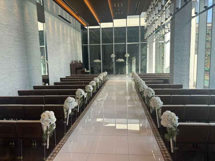 2個目の挙式会場。晴れているとガラス張りなので景色がよいが、すぐ横がビルや高速道路なのが少し気になっ