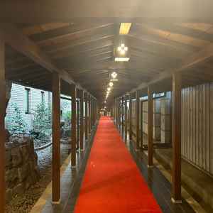 雨が降ってしまった時のための回廊。長さ60mあり、雨でも雅やかな雰囲気を楽しめる通路だと思いました。