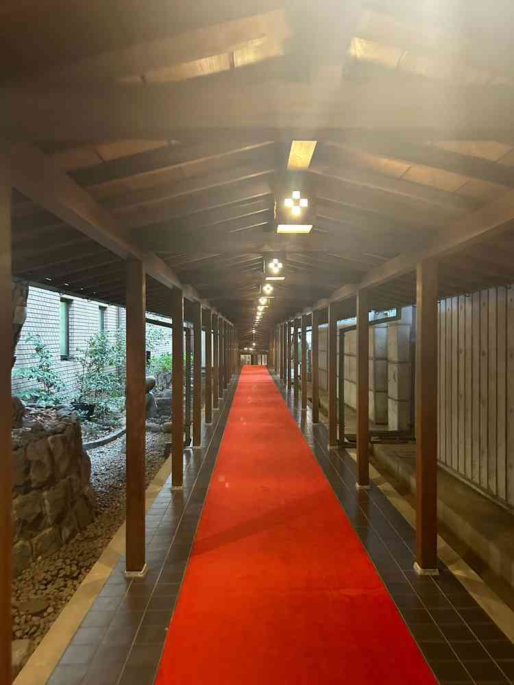 雨が降ってしまった時のための回廊。長さ60mあり、雨でも雅やかな雰囲気を楽しめる通路だと思いました。