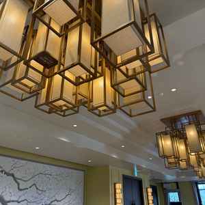 照明にロゴもあり些細な所にオシャレがあったり、シックな感じもあり落ち着きのある空間でとても良かった。