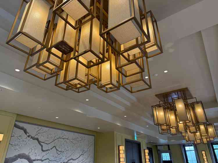 照明にロゴもあり些細な所にオシャレがあったり、シックな感じもあり落ち着きのある空間でとても良かった。