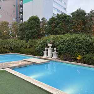 街中の式場ですが、プールがあることでリゾートのような開放感を感じました。