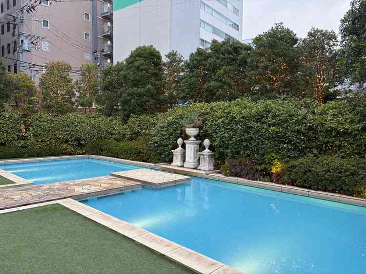 街中の式場ですが、プールがあることでリゾートのような開放感を感じました。