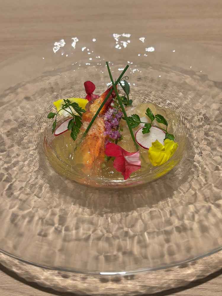 洋風に見えるがシャンタンジュレなど味付けは中華なので料理の工夫がすごい。