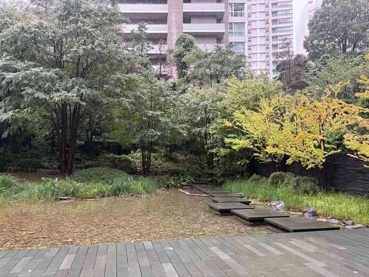 披露宴会場から直接出られる庭園。池があり、その上にある道を通って会場に入場する演出も人気だそう。